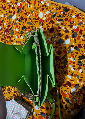 Zincir Detaylı Yeşil Deri Çanta - Görsel 4