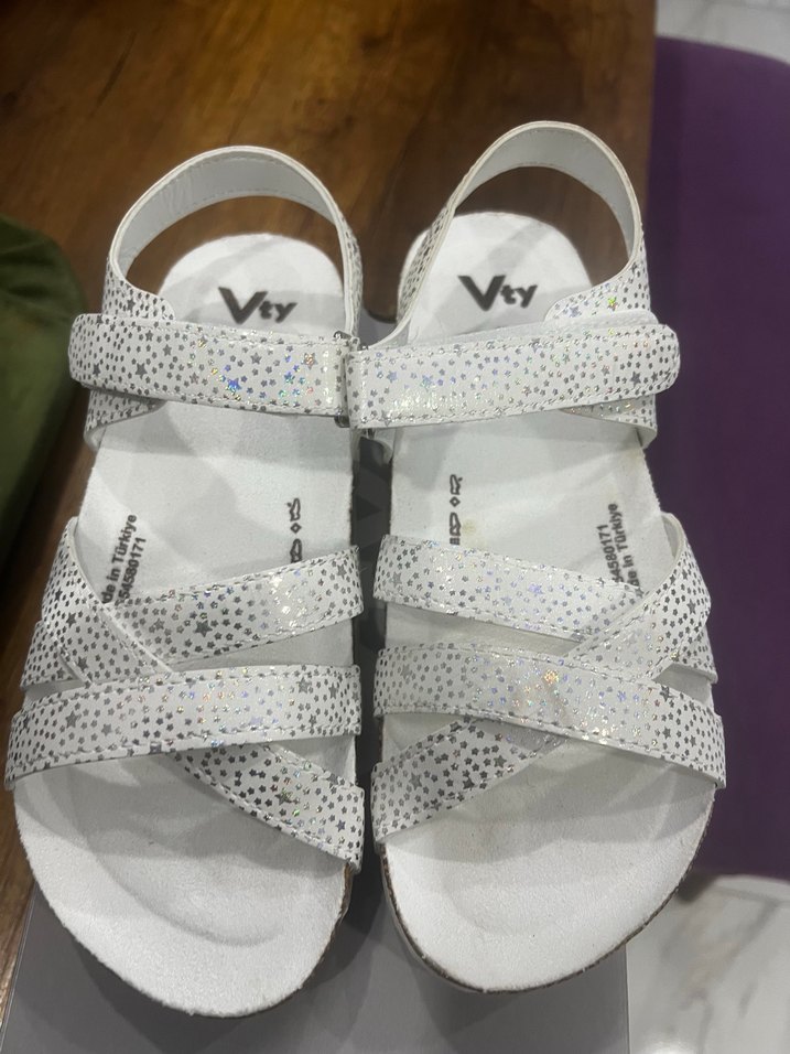 Beyaz Yılan Desenli kız çocuk Dolgu Topuklu Sandalet - Görsel 2