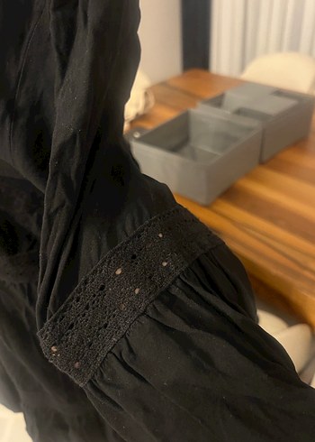 LC Waikiki Siyah V Yakalı Nakışlı Midi Elbise