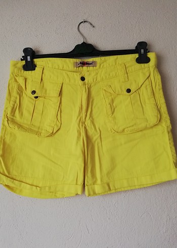 Sarı Kadın Mini Kemerli Şort