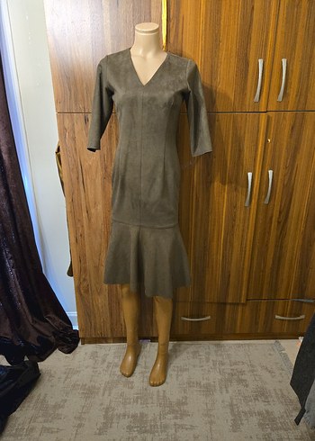 V Yaka Pile Detaylı Süet Elbise - Görsel 4