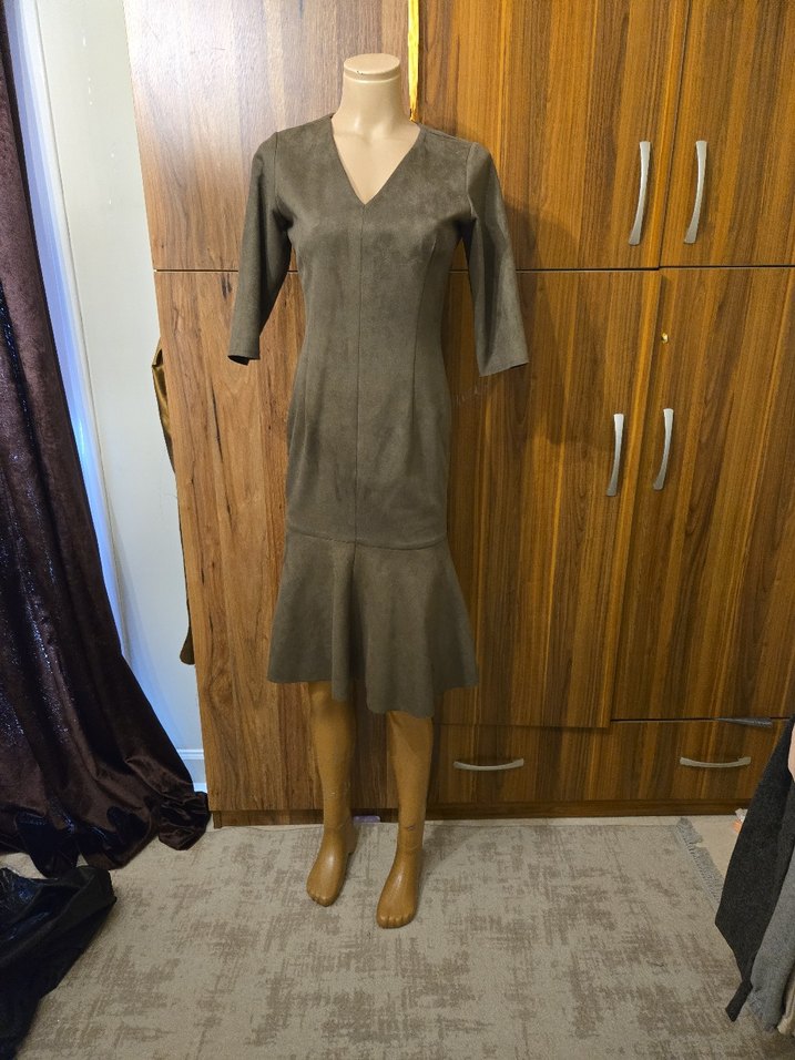 V Yaka Pile Detaylı Süet Elbise - Görsel 4