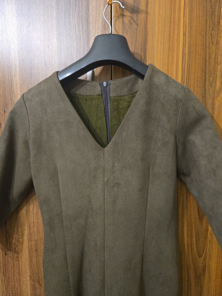 V Yaka Pile Detaylı Süet Elbise - Görsel 2