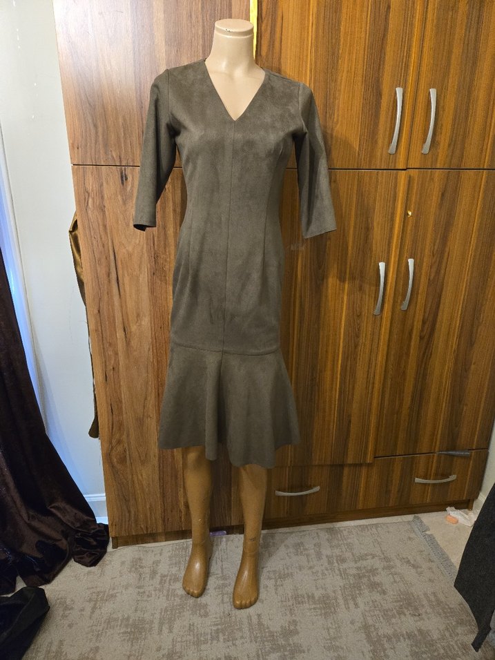 V Yaka Pile Detaylı Süet Elbise - Görsel 5