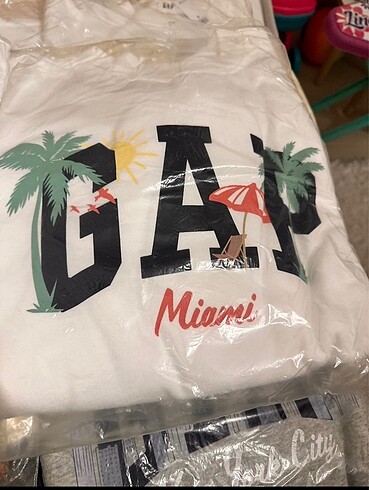 GAP sweatshirt