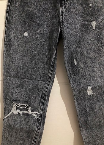 Dizleri yırtık jean - Görsel 4