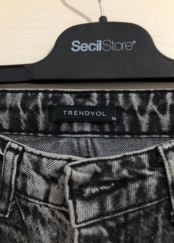 Dizleri yırtık jean - Görsel 2