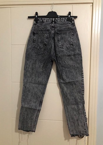 Dizleri yırtık jean - Görsel 3