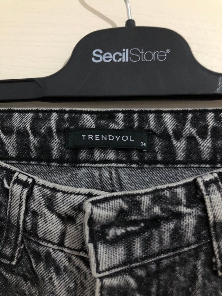 Dizleri yırtık jean - Görsel 2