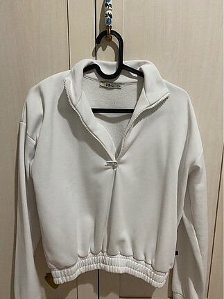 Beyaz fermuarlı sweatshirt