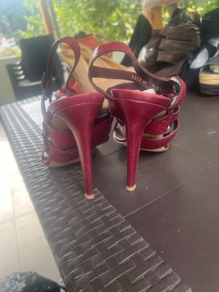 Kırmızı Deri Tokalı Dolgu Topuklu Kadın Sandalet - Görsel 3