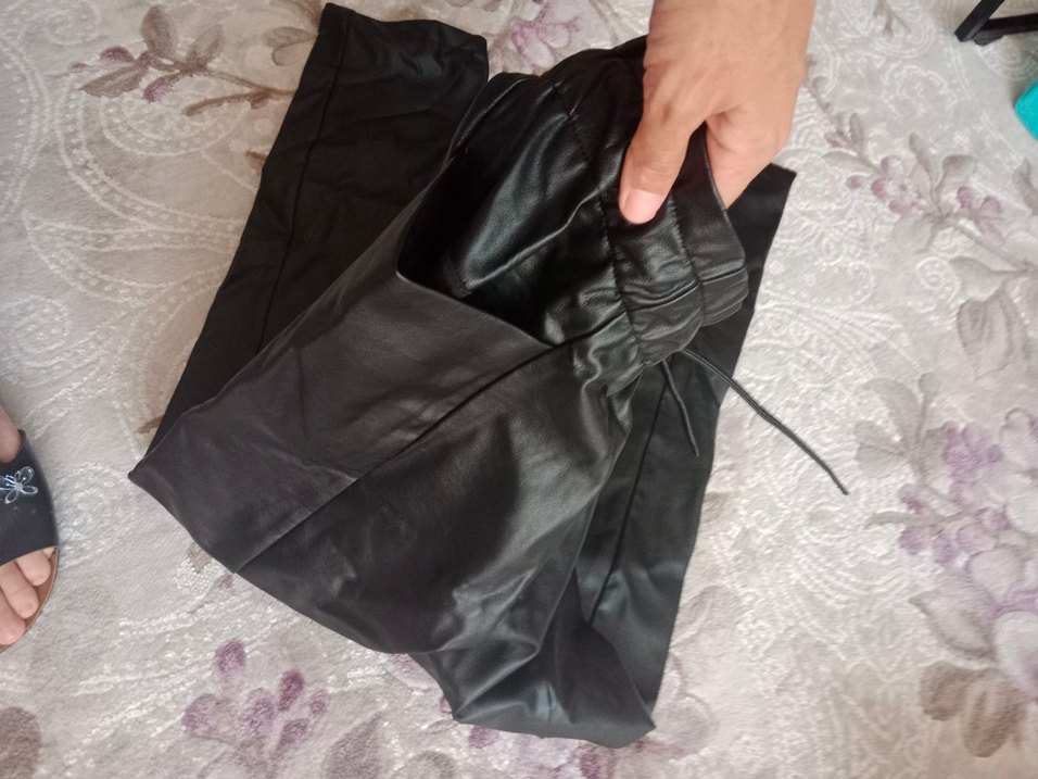 Dar Kesim Siyah Deri Kadın Pantolon - Görsel 4