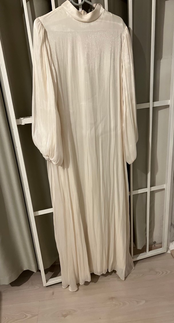 Beyaz Uzun Kollu Çiçekli Nisan Elbisesi - Görsel 3