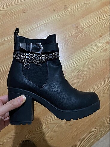 Siyah charmlı bot bootie