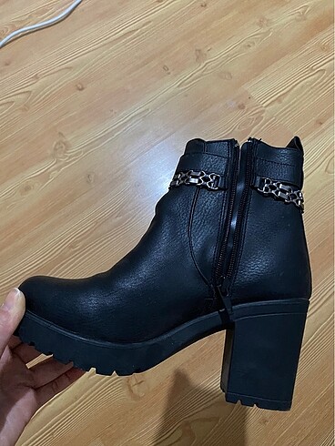 Bambi Siyah charmlı bot bootie