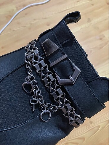 37 Beden Siyah charmlı bot bootie