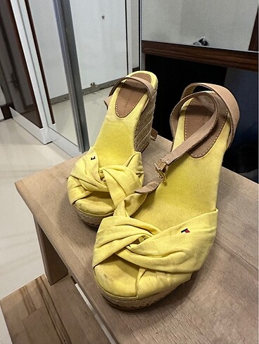 Tommy Hilfiger sarı dolgu topuk sandalet