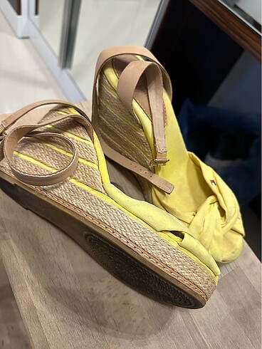 39 Beden Tommy Hilfiger sarı dolgu topuk sandalet