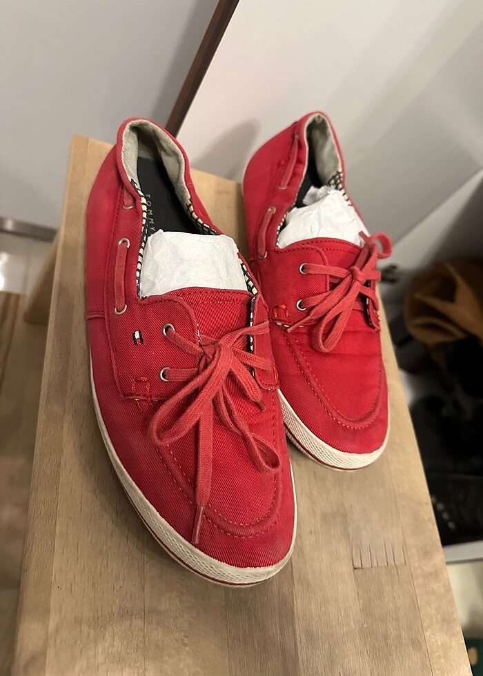 Tommy Hilfiger kırmızı bağcıklı ayakkabı - Görsel 3
