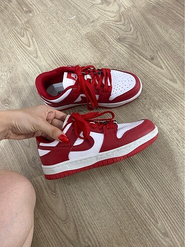 Kırmızı spor ayakkabı