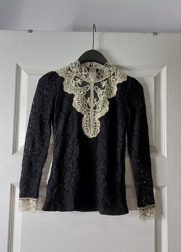 Dantel Yakalı Gotik Bluz