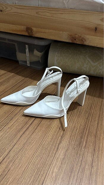 Bershka Bershka beyaz stiletto topuklu ayakkabı