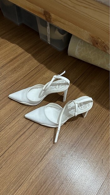 38 Beden Bershka beyaz stiletto topuklu ayakkabı
