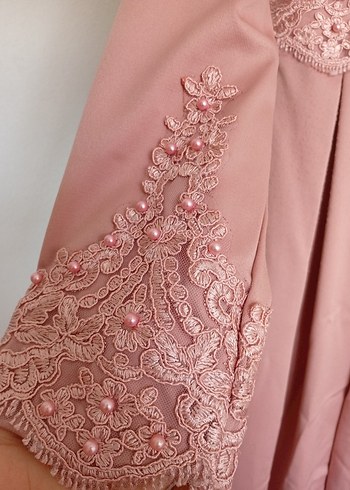 Pembe Dantel İşlemeli Uzun Kollu Nişan Elbisesi