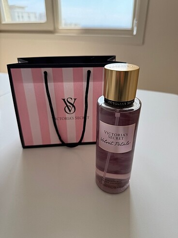 Victoria?s secret vücut spreyi velvet petals