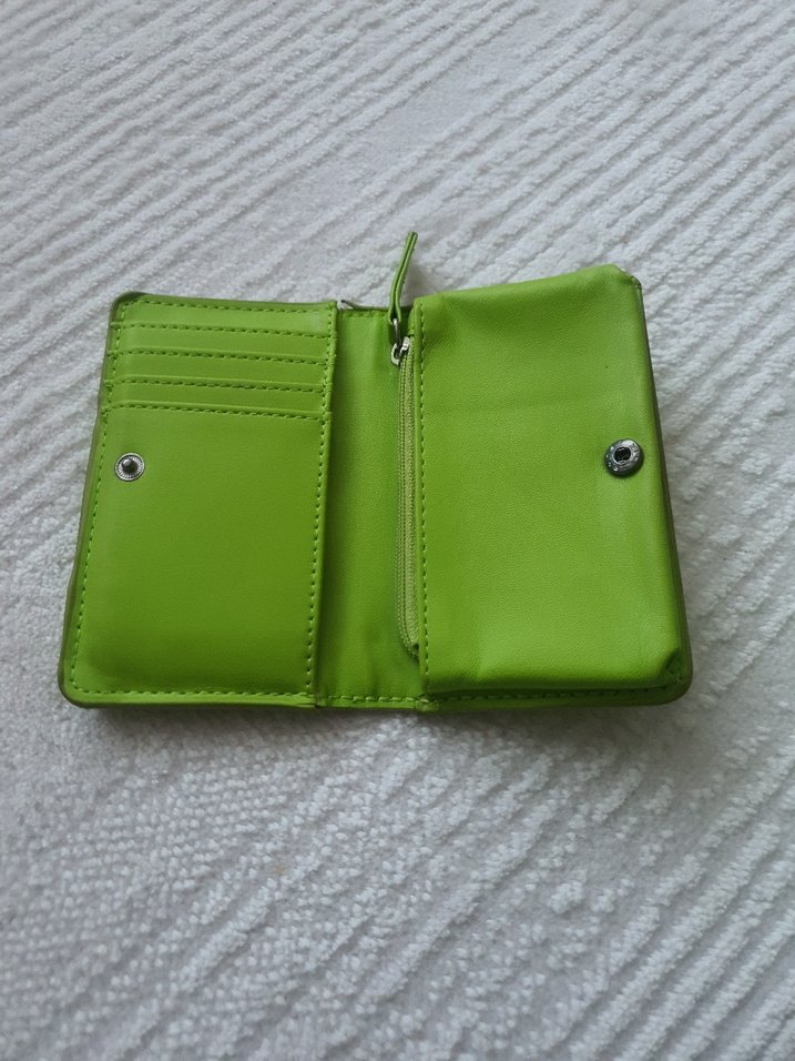 Bershka yeşil cüzdan - Görsel 2