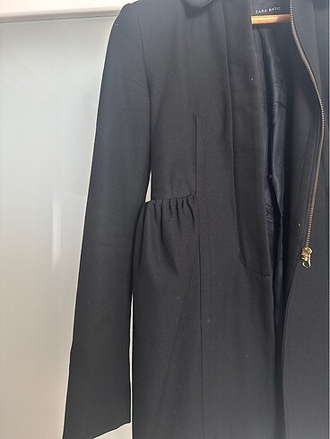 Zara Kısa üste oturan model