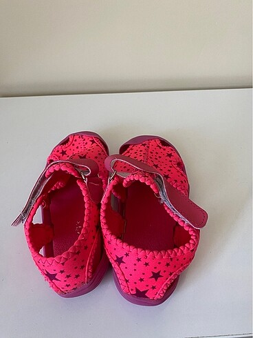 27 Beden 27 numara pembe sandalet
