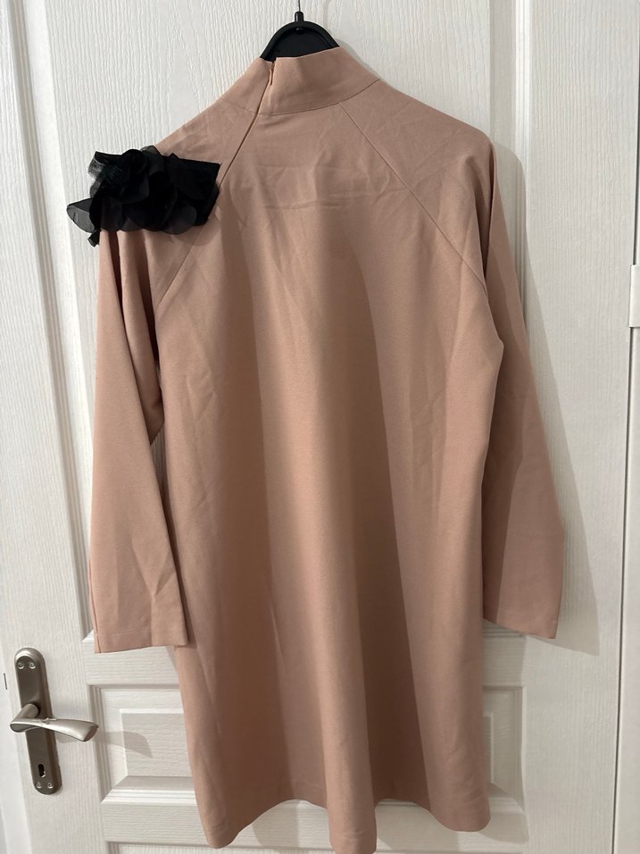 Uzun Kollu Bej Kadın Tunik Siyah Fırfır Detaylı - Görsel 2