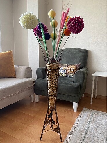 Uzun vazo ve çiçekler