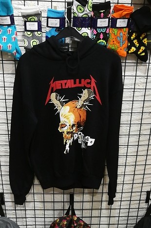 Metallica sweatshirt. tüm bedenler mevcuttur sıfır mağaza ürünü.