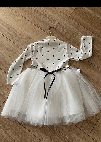 Uzun Kollu Beyaz Kız Elbisesi Siyah Kalp Desenli - Görsel 3