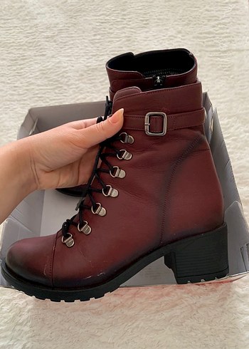 Bordo Deri Tokalı Kadın Bot