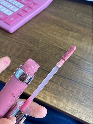  Beden pembe Renk Essence Nude Kıss Lipgloss