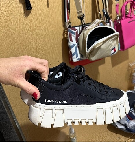 Tommy Hilfiger