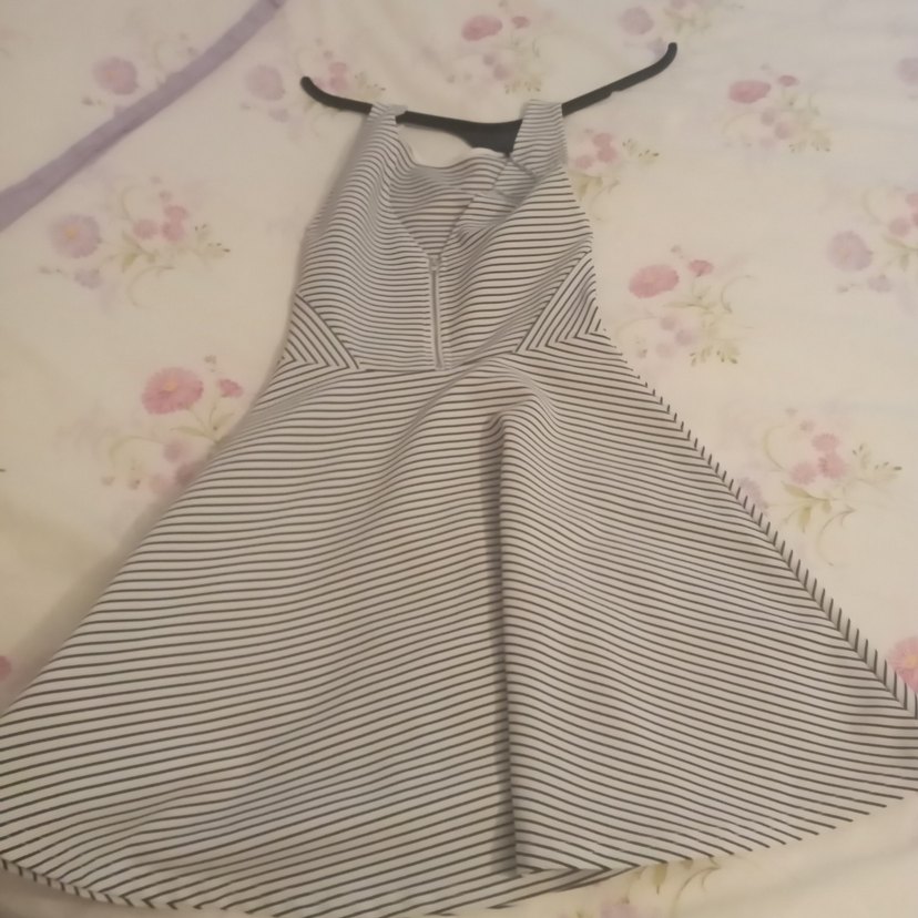 Çizgili Pilili V Yakalı Midi Elbise - Görsel 3