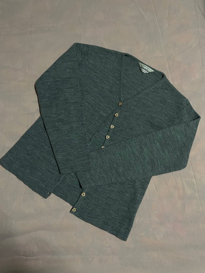 Gri Düğmeli V Yaka Kadın Triko Hırka - Görsel 3