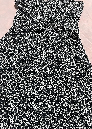 V Yaka Siyah Çiçek Desenli Mini Elbise - Görsel 2