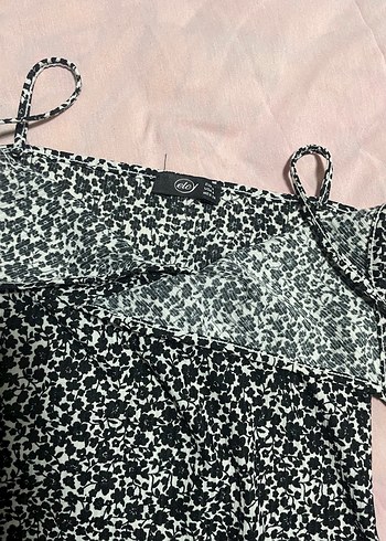 V Yaka Siyah Çiçek Desenli Mini Elbise - Görsel 5