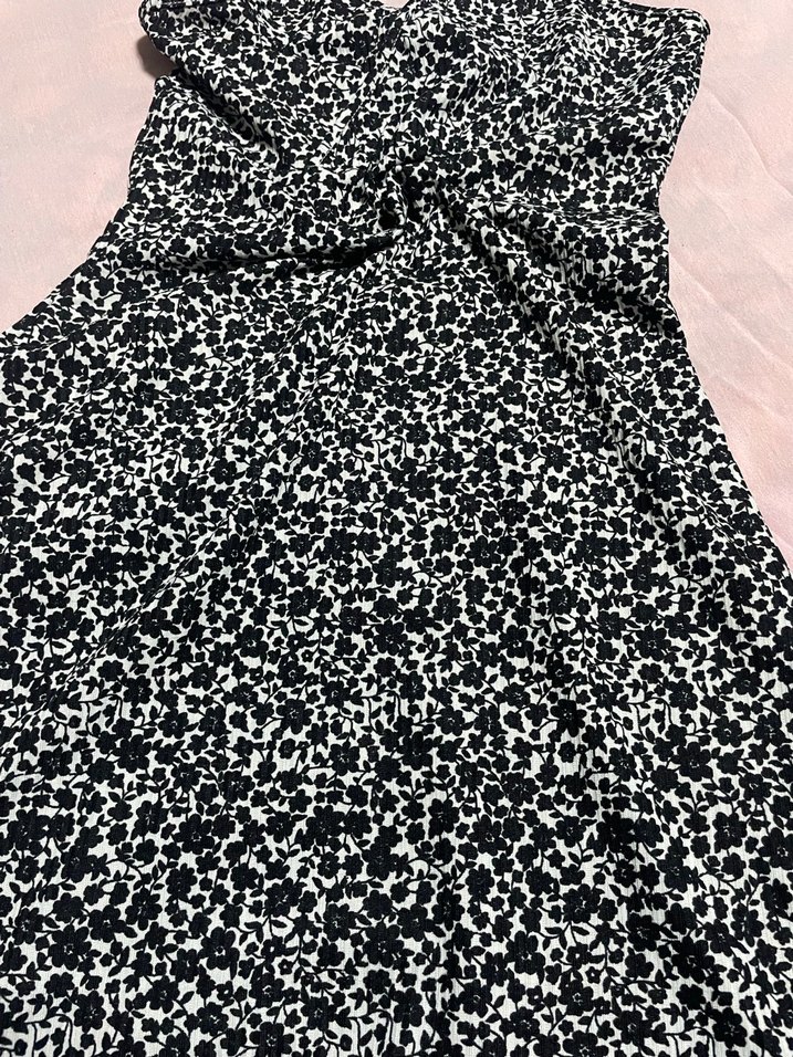 V Yaka Siyah Çiçek Desenli Mini Elbise - Görsel 2