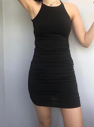 Siyah drapeli mini elbise
