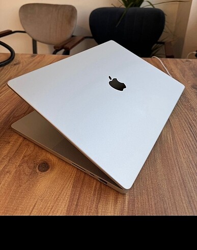 Apple MacBook m3 pro 16 inç