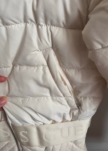 Guess Kadın Beyaz Kapüşonlu Kürklü Mont - Görsel 4