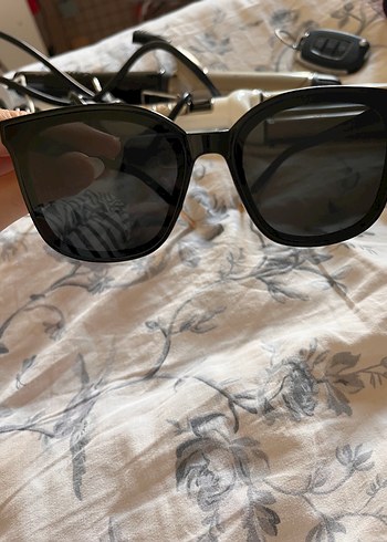 Şeffaf Siyah Kadın Güneş Gözlüğü - Görsel 3