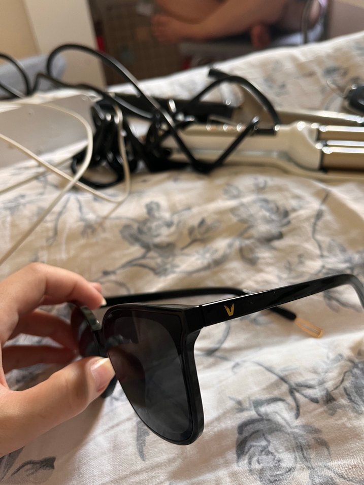 Şeffaf Siyah Kadın Güneş Gözlüğü - Görsel 2