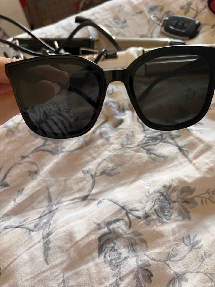 Şeffaf Siyah Kadın Güneş Gözlüğü - Görsel 3